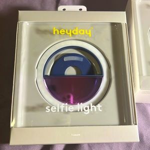 Selfie light includes charging cable and clips on to your phone